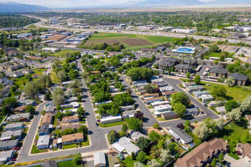 An aerial view of a residential neighborhood in utah.