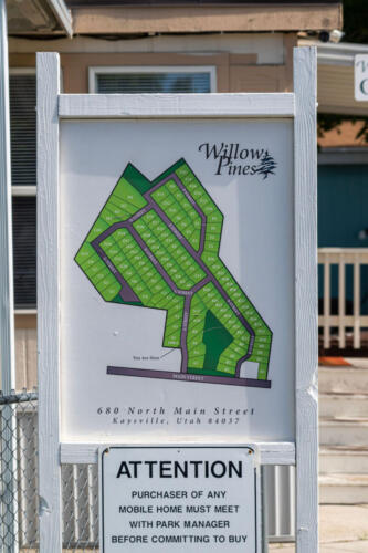A sign in front of a house that says willows pine.